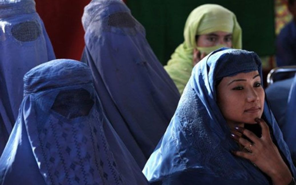 Афганістан, Кабул. Афганські жінки чекають на отримання харчових пайків, які роздають турецькі солдати Міжнародних сил сприяння безпеці у Кабулі. / © AFP