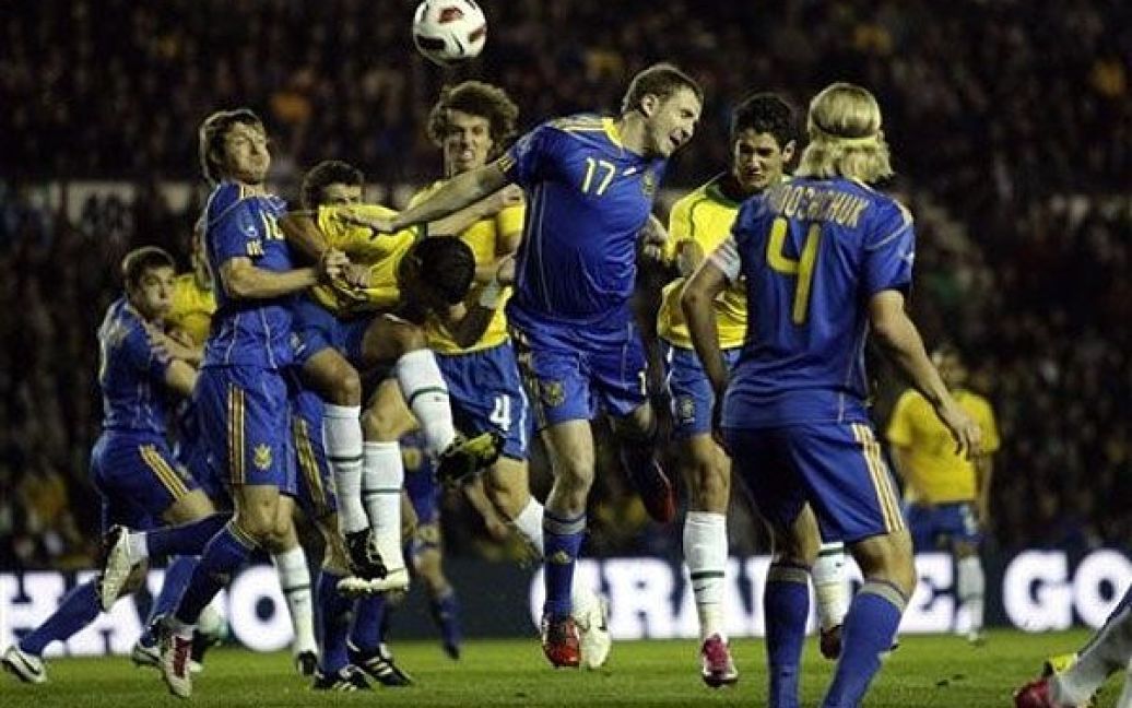 Бразильці з перших хвилин притиснули наших футболістів до воріт. Українці виглядали розгублено і робили багато помилок. / © 