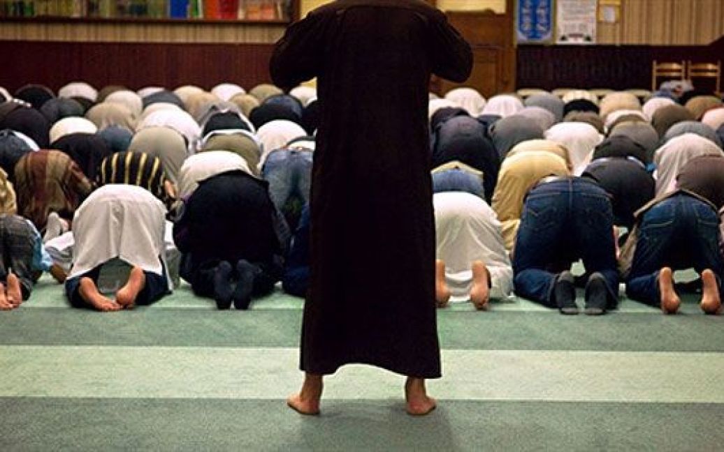 Франція, Діжон. Мусульмани моляться у перший день священного місяця Рамадан в мечеті французького східного міста Діжон. Під час Рамадану, мусульмани утримуються від їжі, питва, куріння і сексу від світанку до заходу сонця кожного дня. / © AFP