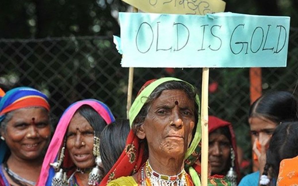 Індія, Хайдарабад. Літня жінка з індійського племені Ламбаді тримає плакат "Старість &ndash; це золото" під час маршу у Хайдарабаді, який провели на честь Міжнародного дня літніх людей. Індійський парламент заборонив мітинги і збори з 30 вересня по 4 жовтня. / © AFP