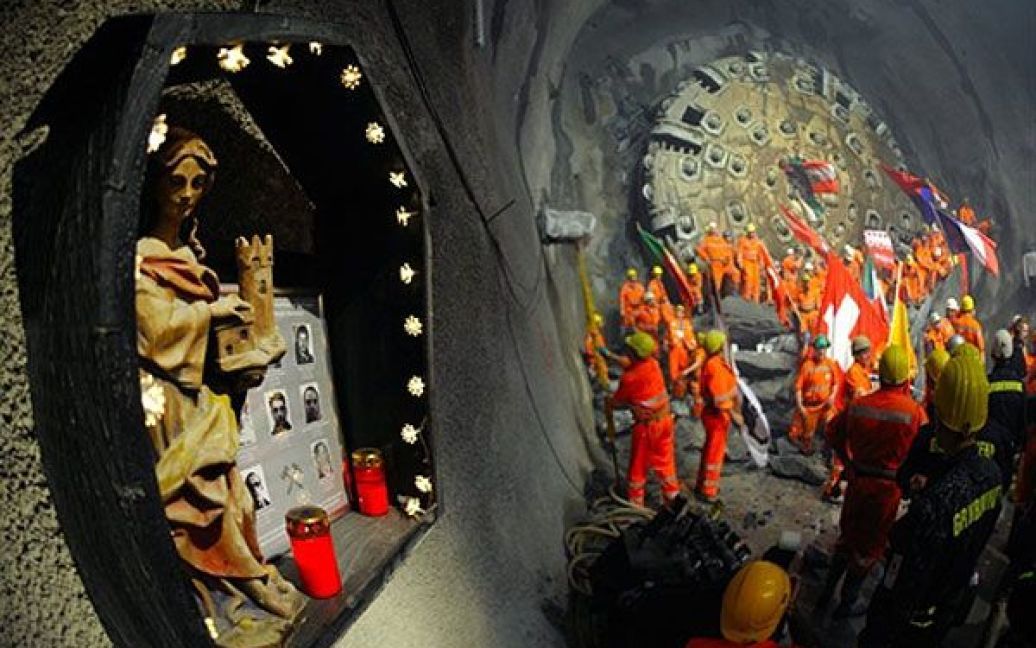 Для проходки тунелю в скельних породах використовувалися як буровибухові роботи, так і кілька тунелепрохідницьких комплексів (ТПК). / © AFP