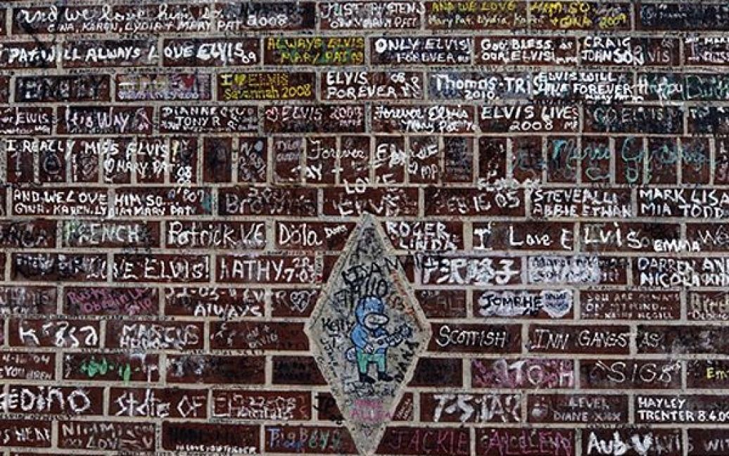Тисячі прихильників Елвіса Преслі залишили свої підписи на стіні його будинку у Мемфісі під час церемонії вшанування пам&rsquo;яті співака у день його смерті. Преслі, який загинув у 1977, цього року виповнилося б 75 років. / © AFP