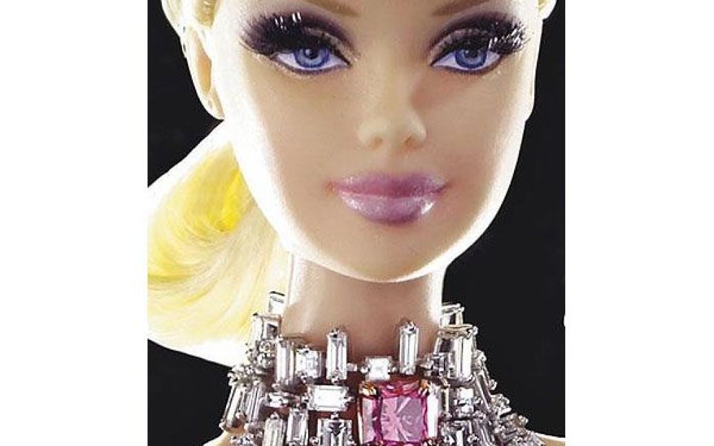 США, Нью-Йорк. На Барбі вдягнуто намисто з рожевим діамантом у один карат, яке зробило цю ляльку найдорожчою Барбі у світі. 20 жовтня на аукціоні "Christie&#039;s" у Нью-Йорку ця Барбі, створена всесвітньо відомим дизайнером коштовностей Стефано Кантуром, піде з молотка за попередньою вартістю у 300 000 - 500 000 доларів США. Всі виручені кошти підуть у фонд боротьби з раком. / © bigpicture.ru