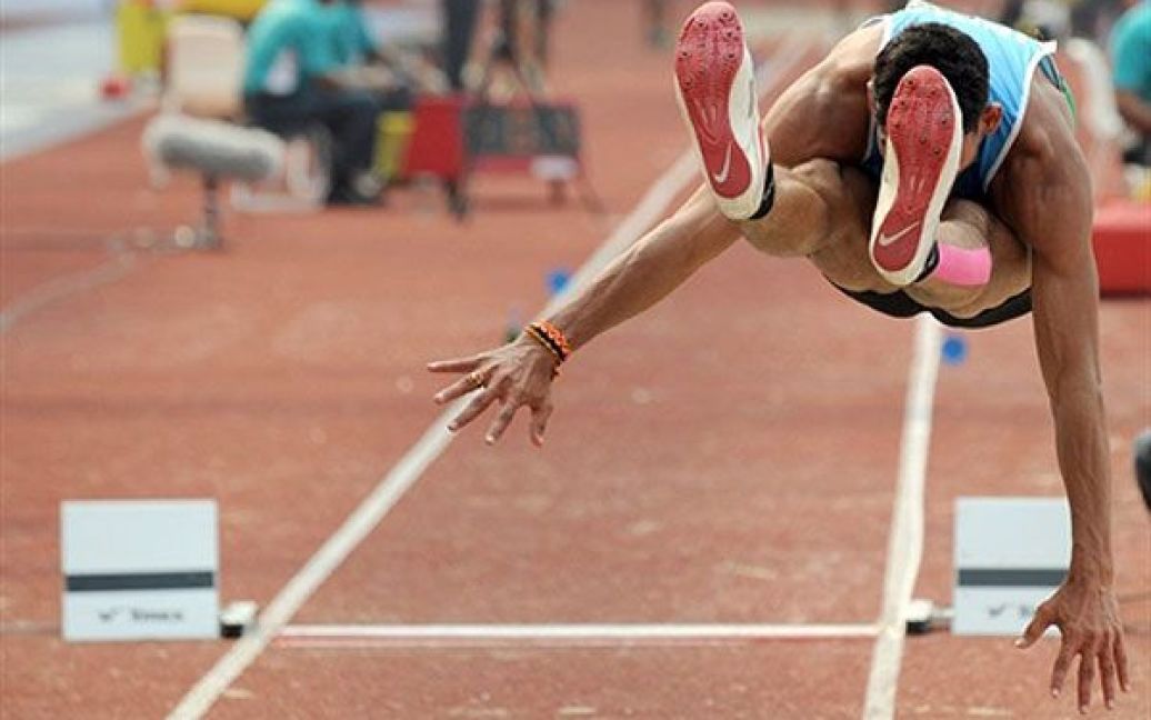 Індія, Нью-Делі. Легкоатлет з Індії Анкіт Шарма виконує стрибок у довжину під час кваліфікації на змаганнях з легкої атлетики на Іграх Співдружності у Нью-Делі. / © AFP