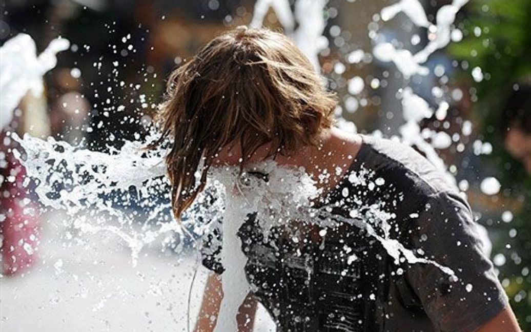США, Лос-Анджелес. 18-річний Кейсі Єль охолоджується у фонтані голлівудського комплексу Хайленд у Лос-Анджелесі. Денна температура у місті досягла 45 градусів за Цельсієм. / © AFP
