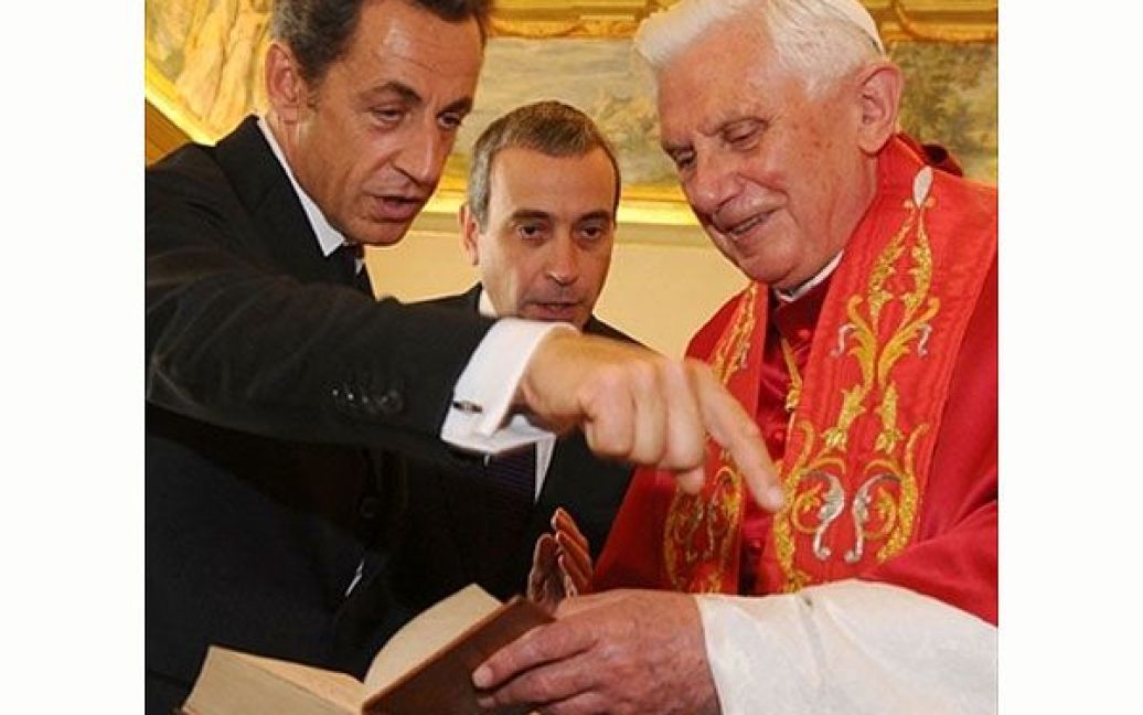 Ватикан. Президент Франції Ніколя Саркозі і Папа Римський Бенедикт XVI обмінюються подарунками під час приватної аудієнції у Ватикані. / © AFP