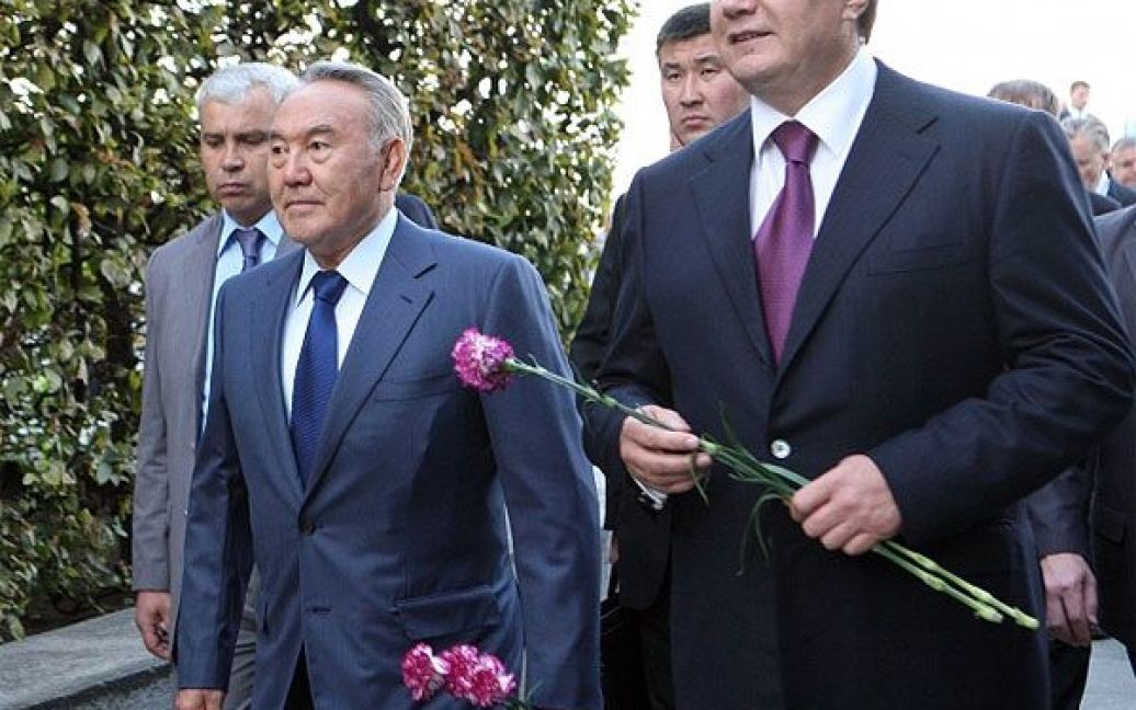 Віктор Янукович та Нурсултан Назарбаєв також вшанували пам&rsquo;ять жертв Голодоморів в Україні. / © 