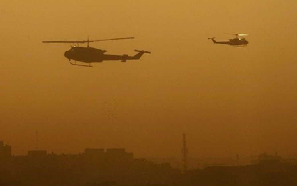 Ірак, Багдад. Військові вертольоти літають над зеленою зоною у Багдаді після гучного вибуху, який стався вранці 18 жовтня. Рівень насильства в Іраку різко зменшився з часів свого піку у 2006-2007 роках, але втрати від нападів повстанців та військових дій, як і раніше, залишаються частиною повсякденного життя. / © AFP