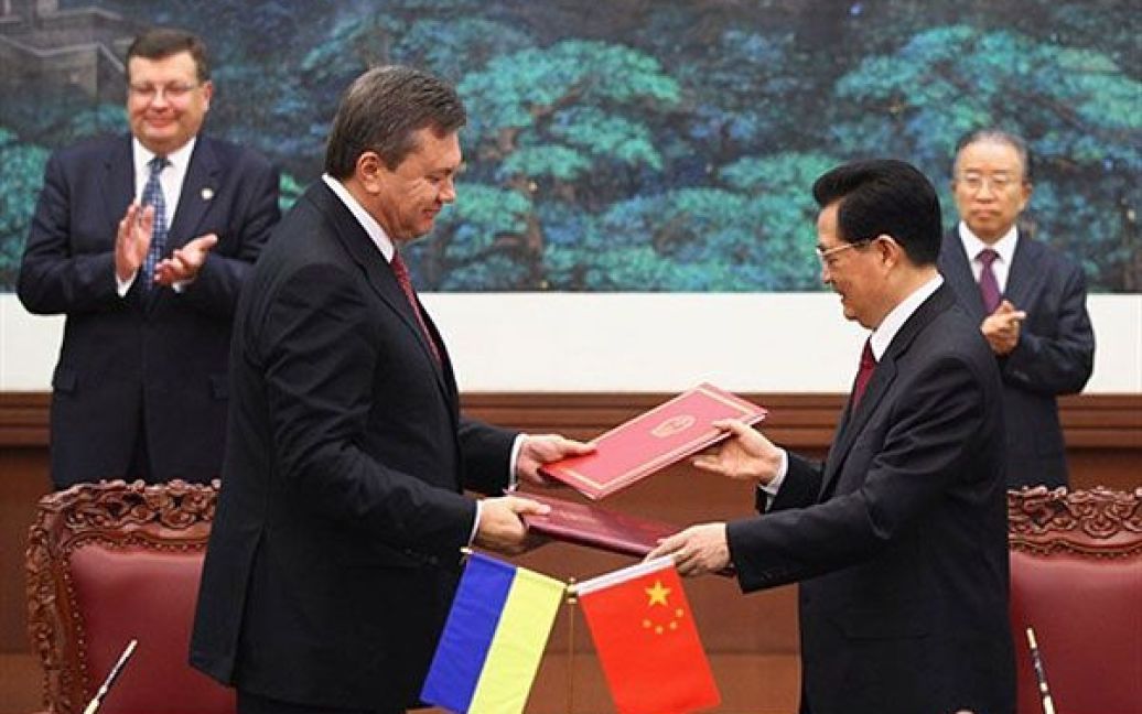 Президент України Віктор Янукович та голова КНР Ху Цзіньтао підписали у Пекіні спільну заяву / © AFP