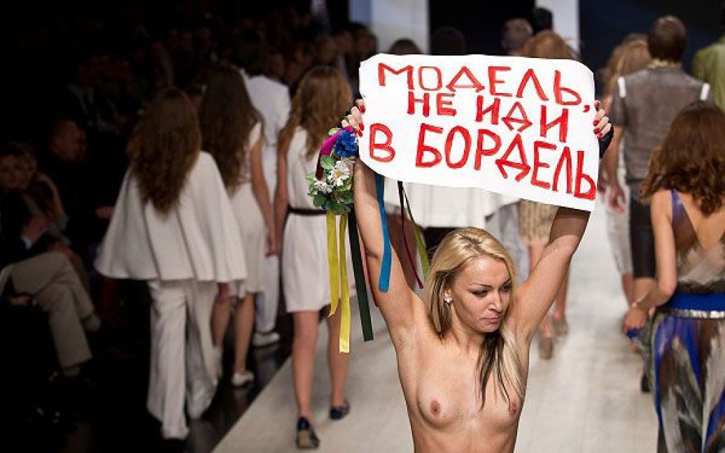 Рух FEMEN провів голу акцію "Модель, не йди в бордель!" і мало не зірвав один з показів на Українському тижні моди. / © Украинское Фото