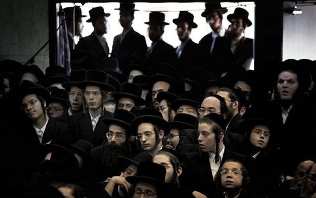 Ізраїль, Бней-Брак. Ультра-ортодоксальні євреїв з вижницьких хасидів відвідують символічний "похорон" 11 сувоїв Тори у синагозі громади хасидів в консервативному місті Бней-Брак поблизу Тель-Авіва. Тисячі ультра-ортодоксальних євреїв взяли участь у "похороні" сувоїв, які були знищені у пожежі в синагозі під час свята Суккот. / © AFP