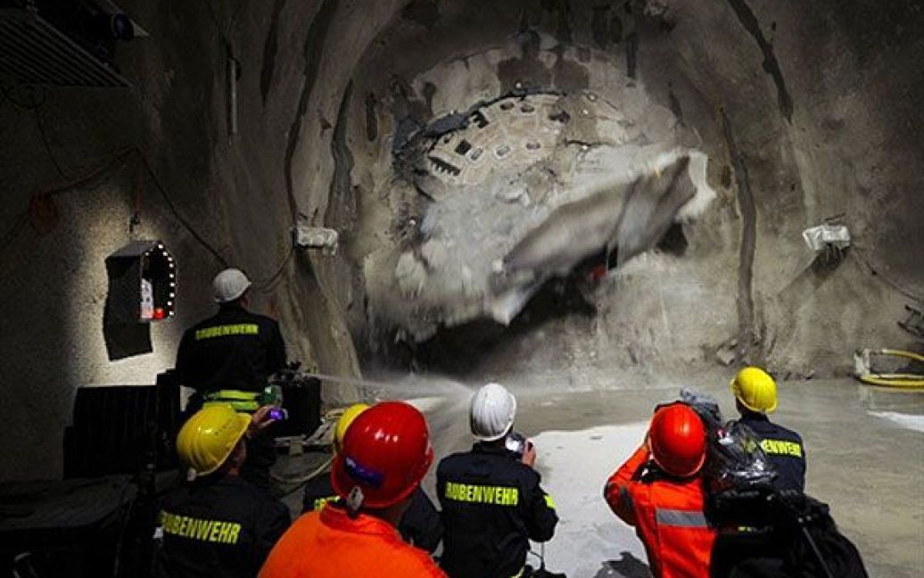 У Швейцарії завершено прокладання найдовшого тунелю в світі / © AFP