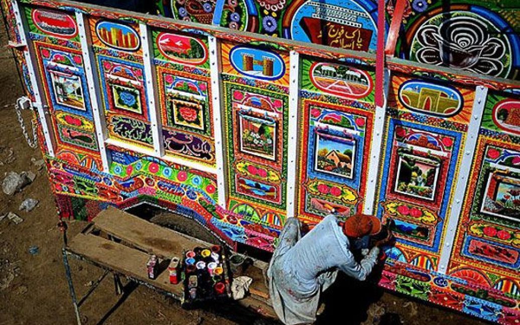 Пакистан, Равалпінді. Художник закінчує розфарбовувати вантажівку на семінарі Хусейна Нура у Равалпінді. / © The Telegraph