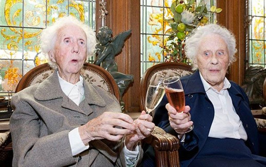 Бельгія, Спа. Бельгійські сестри-близнюки Марі і Габріель Ваудремер відзначають своє 100-річчя шампанським у будинку допомоги літнім людям у Спа. Марі і Габріель народилися у 1910 році і є найстаршими у світі сестрами-близнюками, згідно з Книгою рекордів Гіннеса. / © AFP