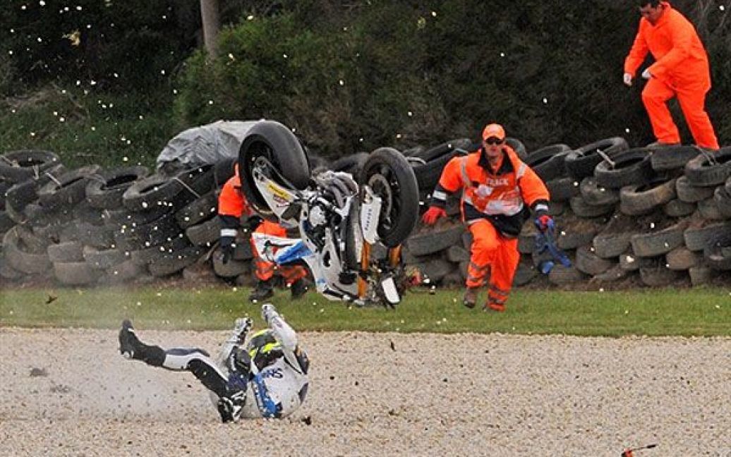 Австралія, острів Філіппа. Італійський гонщик Роберто Рольфо потрапив у аварію під час кваліфікаційного заїзду на Гран-прі Австралії у гонках Moto2. / © AFP