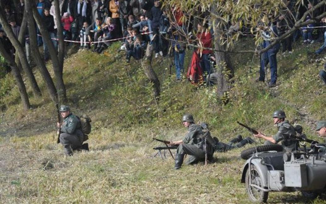 10 жовтня до 68-річниці УПА в Горіховому Гаї, парку Львова, патріотично настроєні громадяни відтворили ймовірну сцену з бойового життя УПА &ndash; "Повстанці з минулого". / © gazeta.ua