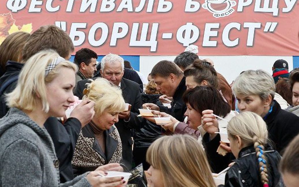 До борщу на "Борщ-Фесті" подавали чорний хліб, сало і часник. / © Украинское Фото