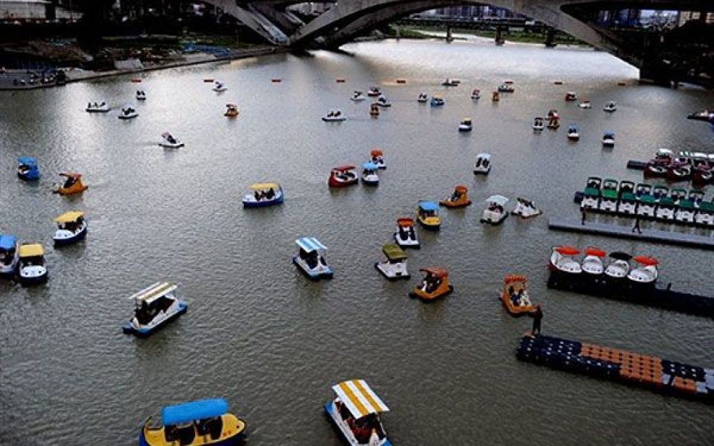 Тайвань, Пітан. Човни плавають у Пітані, окру Тайбей, під час щорічного свята середини осені, яке урочисто відзначають в Азії. / © AFP