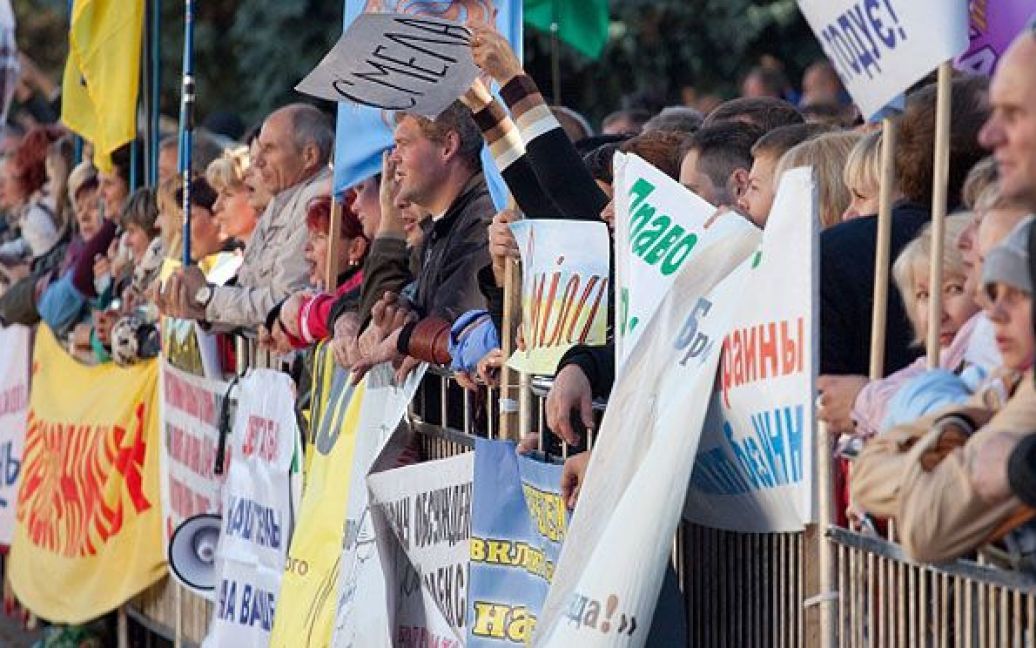 У акції &rdquo;Обіцянки уряду - локшина на вухах&rdquo; під ВР взяли участь близько 4000 чоловік / © Украинское Фото