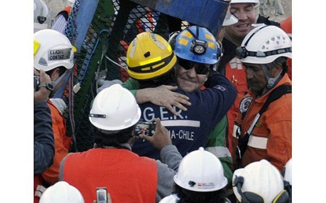 Чилійський гірник Франклін Лобос дякує рятувальникам, які підняли його на поверхню / © AFP