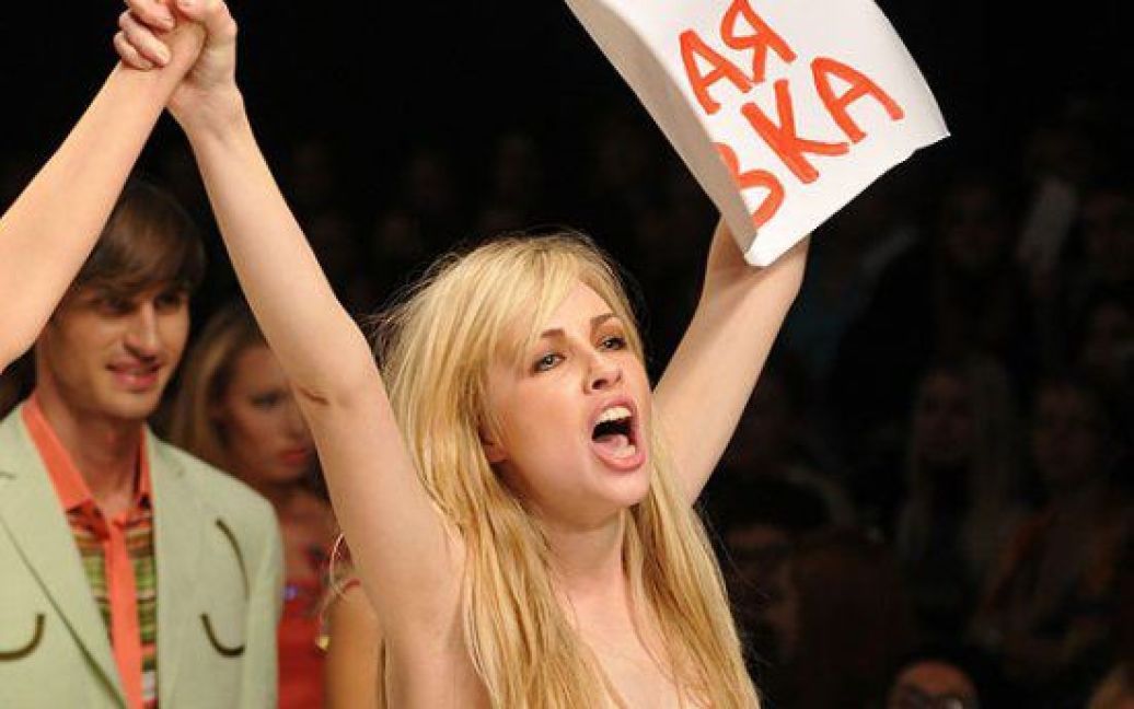 Дівчата з FEMEN прийшли на показ Олени Голець та, як тільки погасло світло, двоє оголених дівчат вибігли на подіум із плакатами "Модель, не йди в бордель", "Подіум м&rsquo;ясна лавка" / © ТСН.ua