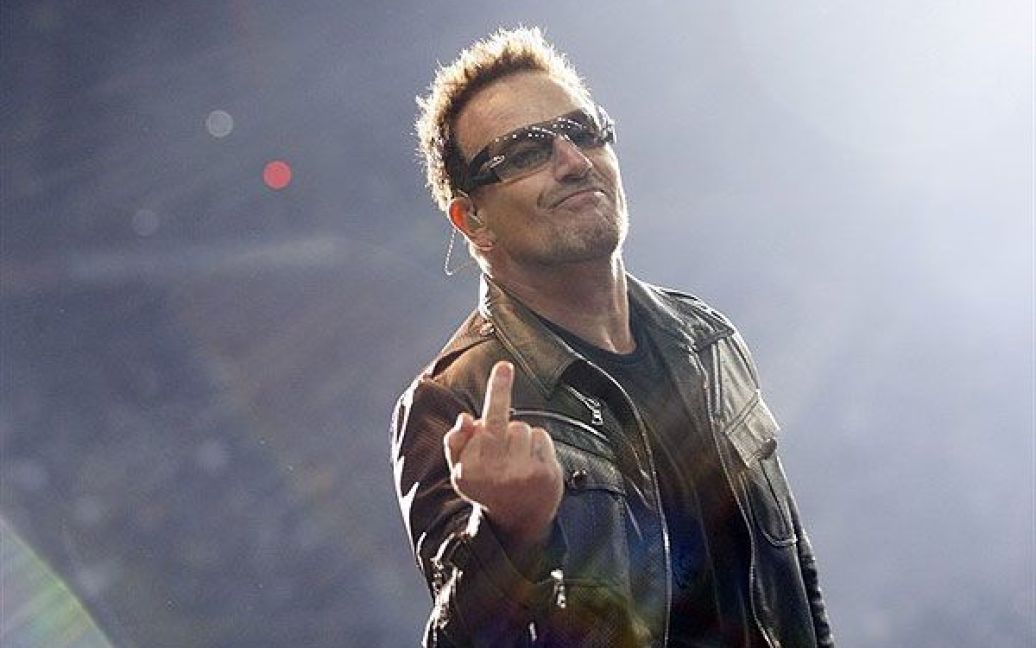 Франція, Сен-Дені. Лідер ірландського гурту U2 Боно виступає на сцені Стад де Франс у Сен-Дені під час світового турне "360&deg;". / © AFP