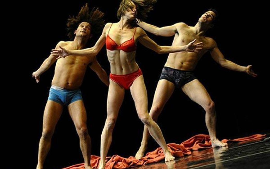 США, Нью-Йорк. Танцюристи з бельгійської балетної трупи "C de la B" виконують номер з вистави "Поза контекстом, для Піни" у театрі Джойса. / © AFP