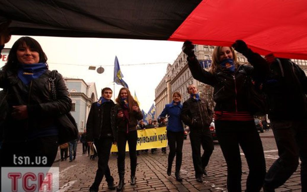 Попереду процесії несли прапор України, а в руках учасники акції тримали українські прапори і також прапори ВО "Свобода". / © ТСН.ua