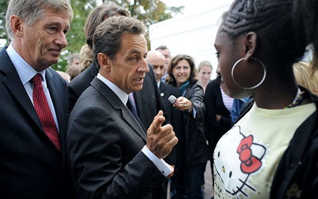 Президент Франції Ніколя Саркозі розмовляє із учнями школи для дітей з малозабезпечених родин у паризькому передмісті Марлі-ле-Руа. Заснування таких шкіл є частиною соціальної програми французького уряду "Допоможемо передмістям". / © AFP