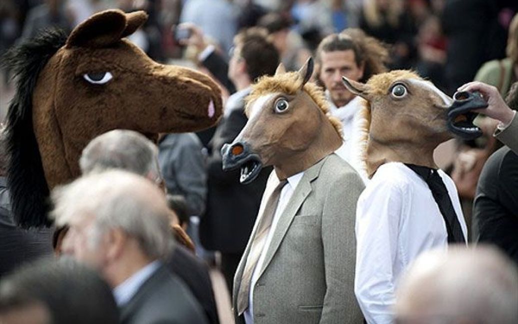 Франція, Париж. Люди в масках коней відвідують 89-ті перегони на приз Тріумфальної Арки на іподромі Лонгчемп у Парижі. / © AFP