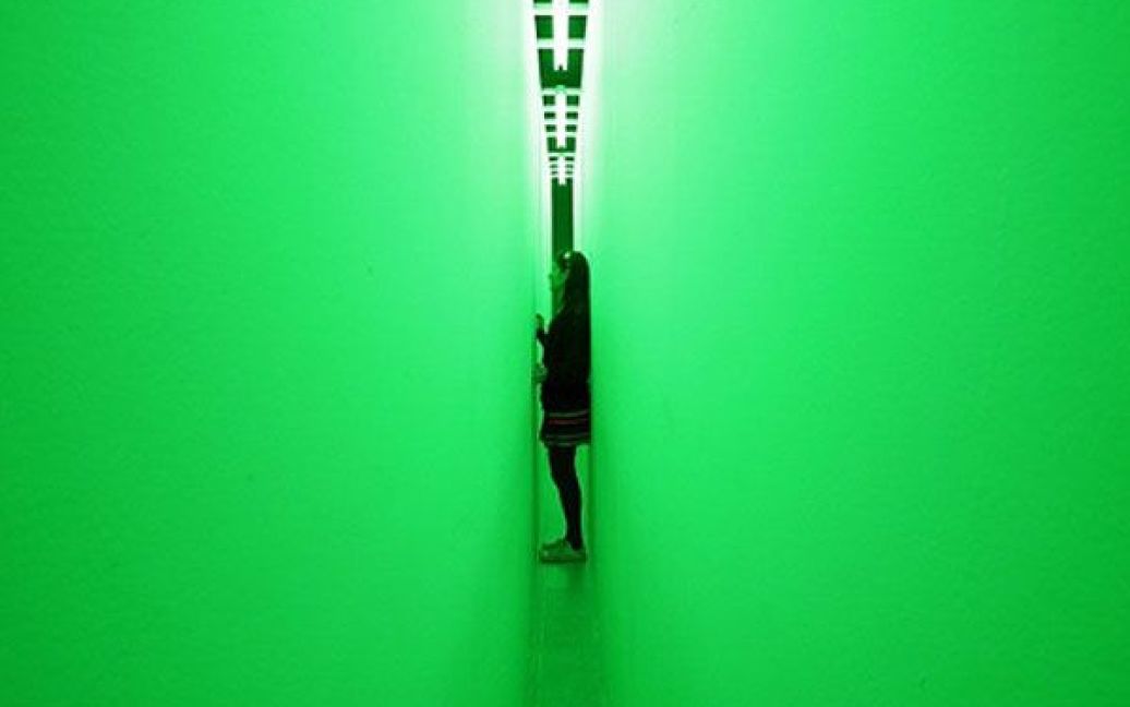 Великобританія, Лондон. Жінка йде вздовж інсталяції Брюса Наумана "Коридор зеленого світла", яка є частиною художньої виставки у галереї Хейворда у Лондоні. / © AFP