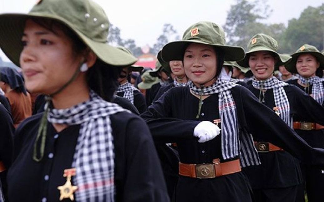 У Ханої перед мавзолеєм покійного президента країни Хо Ши Міна провели урочистий військовий парад, влаштували масштабні святкування. / © AFP