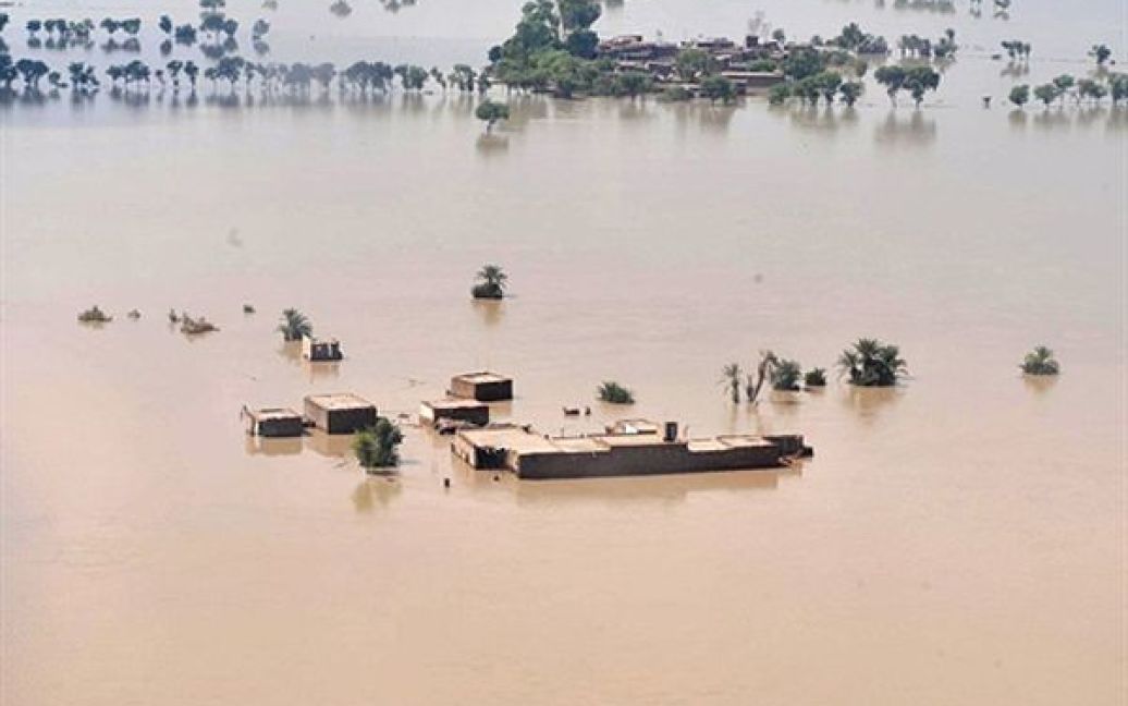 Вигляд затопленого села у Пакистані. За словами представника Пакистану в ООН, потрібно більше 2,5 мільярдів доларів США для відбудови півночі країни після повені. / © AFP