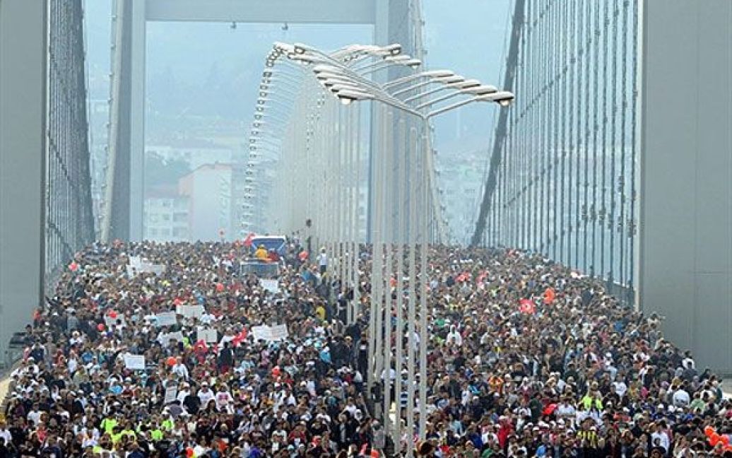 Туреччина, Стамбул. Учасники 32-го щорічного Євразійського марафону біжать через Босфорський міст, який з&rsquo;єднує азіатську та європейську частині міста Стамбул. У щорічному марафоні взяли участь тисячі бігунів. / © AFP