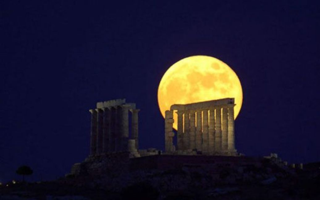 Повний місяць сходить у Суніоні. Автор Ентоні Айомамітіс. Схід повного місяця навпроти храму Посейдона у південній частині Греції. / © The Telegraph