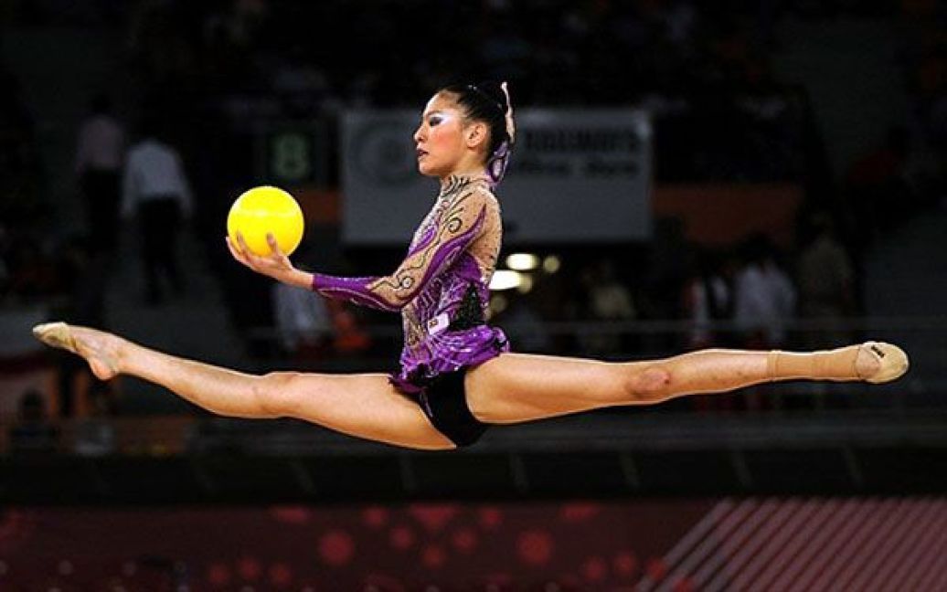 Індія, Нью-Делі. Малайзійська гімнастка Елейн Кун завоювала бронзову медаль у художній гімнастиці на Іграх Співдружності у Нью-Делі. / © AFP