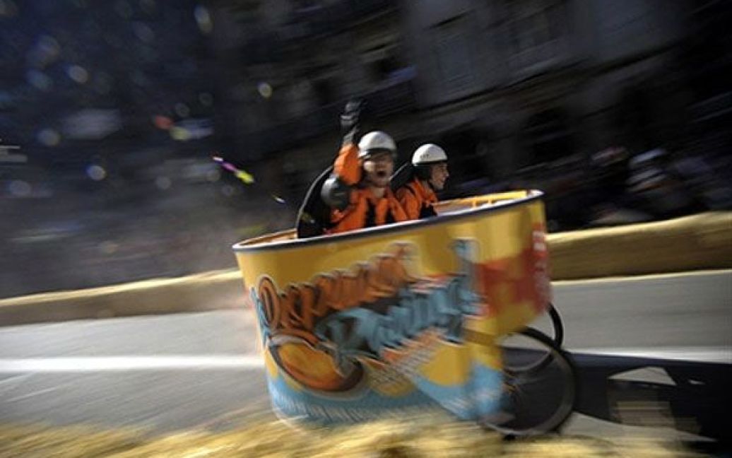 В іспанському місті Віго відбулись божевільні гонки на неймовірних автомобілях "Red Bull Wacky Races 2010". / © AFP