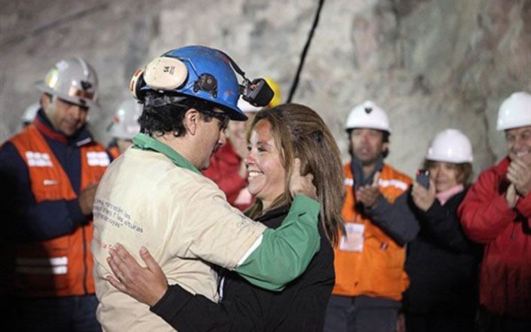 Гірник Рауль Бустос обнімає свою подругу після повернення з підземного полону на поверхню. / © AFP