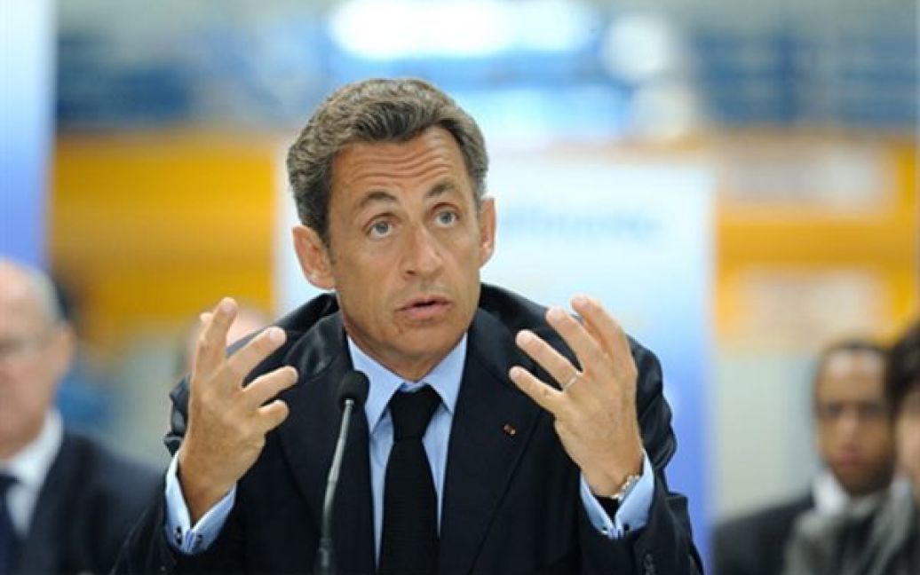 Президент Франції Ніколя Саркозі жестикулює під час зустрічі із співробітниками АЕС у Монбарі. / © AFP