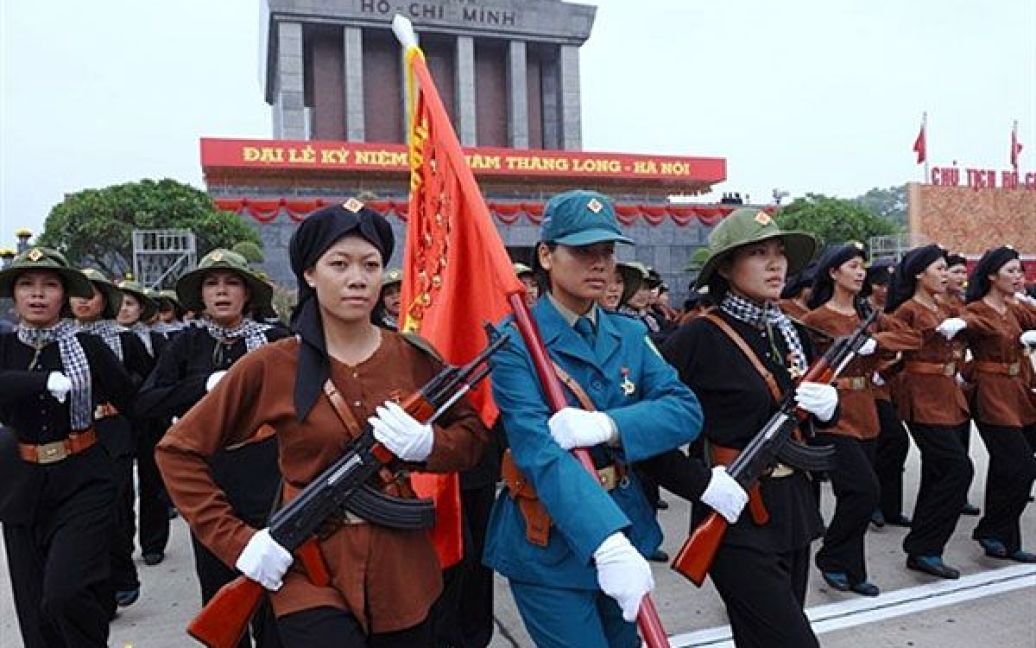 У Ханої перед мавзолеєм покійного президента країни Хо Ши Міна провели урочистий військовий парад, влаштували масштабні святкування. / © AFP