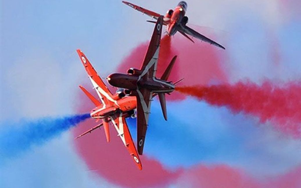 Виступ авіа-акробатичної групи Британських Королівських повітряних сил "Червоні стріли" / © AFP