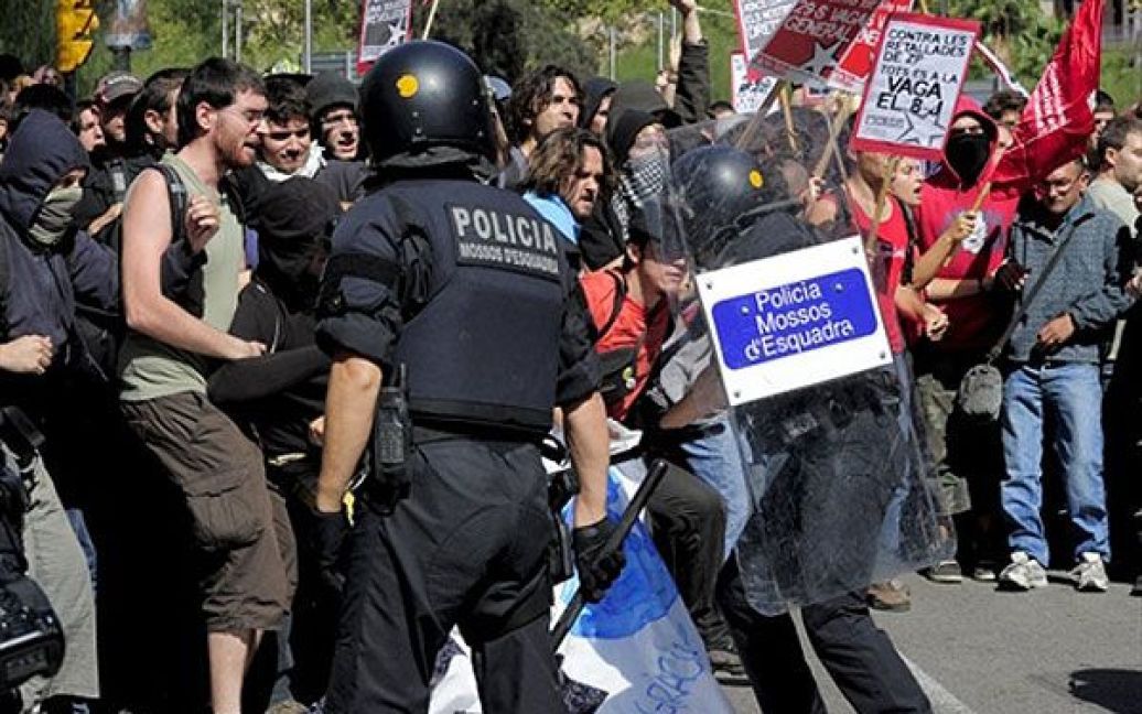 Під час демонстрації в Барселоні поліції довелось застосувати силу проти мітингувальників. / © AFP