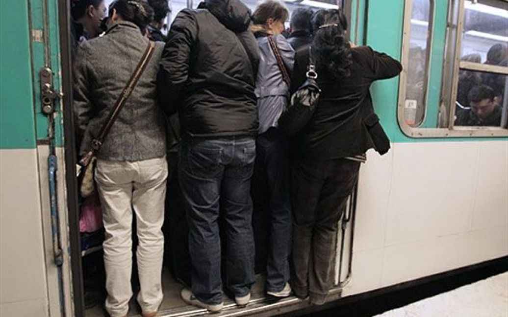 Франція, Париж. Пасажири намагаються потрапити на потяг метро в Парижі. Французькі профспілки почали новий страйк на знак протесту проти підвищення пенсійного віку, погрожуючи відкритими діями, щоб змусити уряд відступити. / © AFP