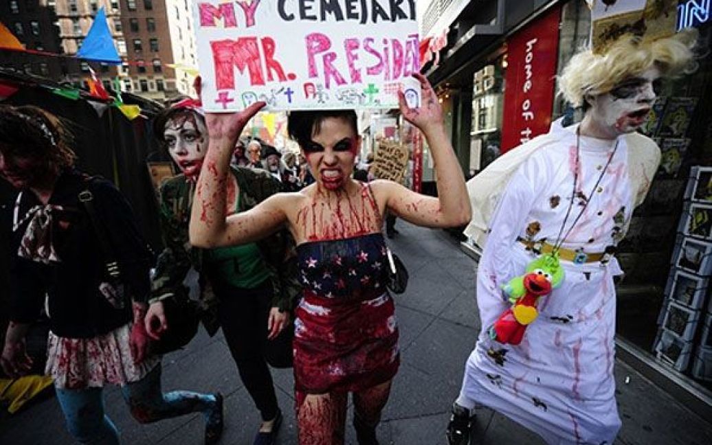 США, Нью-Йорк. Сотні людей, одягнених у костюми зомбі, взяли участь у щорічному марші зомбі "Zombiecon", який пройшов вулицями Манхеттена. / © AFP