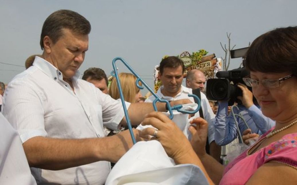 На самому ярмарку Янукович придбав вишиванку та діжку для соління огірків. / © Офіційний сайт Президента України