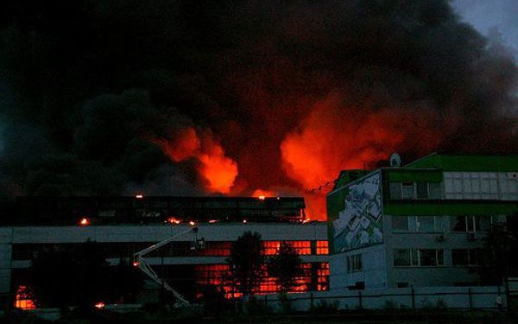 За попередньою версією слідства, пожежа на складах мережі супермаркетів "Ельдорадо" у Києві сталася через підпал. / © УНІАН
