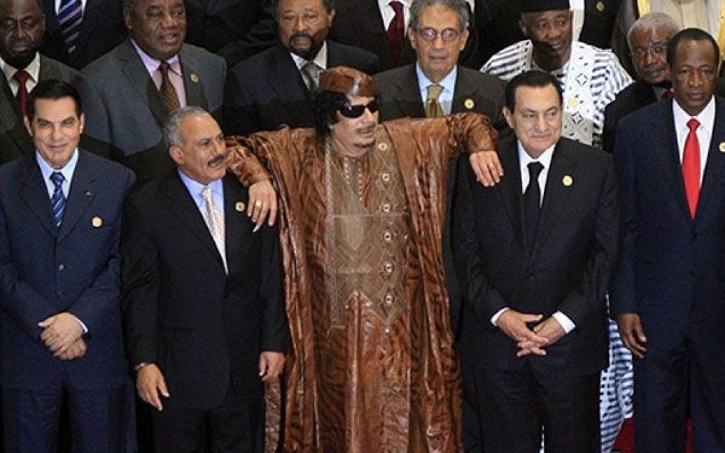 Лівійська Арабська Джамахірія, Сірт. Лівійський лідер Муаммар Каддафі (в центрі) спирається на президента Єгипту Хосні Мубарака (праворуч) і президента Ємену Алі Абдуллу Салеха (ліворуч) під час фотографування на другій спільній афро-арабській зустрічі на вищому рівні у лівійському місті Сірт. / © AFP