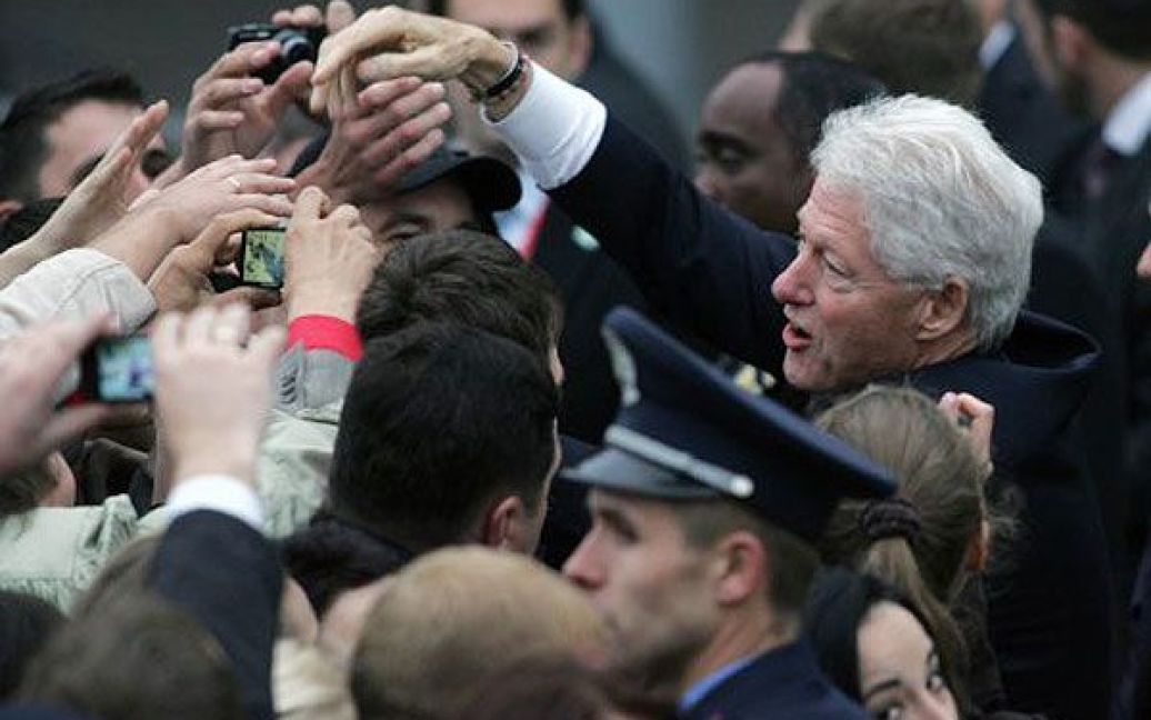 Екс-президент США Білл Клінтон виступив перед киянами на Михайлівській площі. / © УНІАН