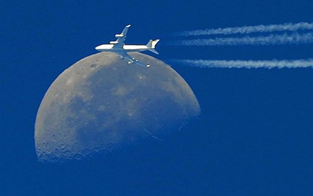 Франція, Мартіг. Комерційний літак Боїнг-747 пролітає повз місяць. / © AFP
