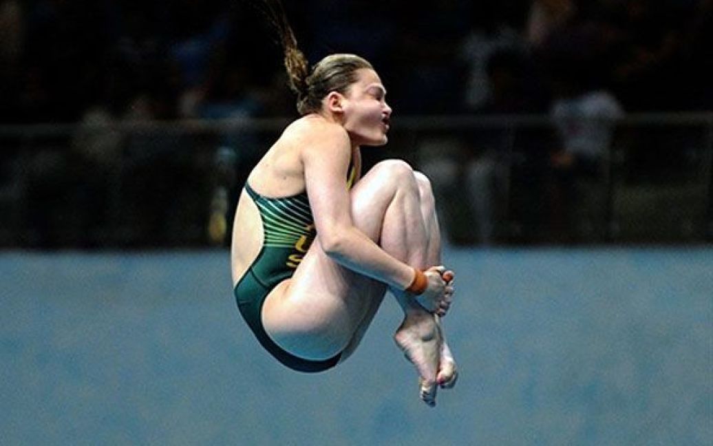 Індія, Нью-Делі. Австралійська спортсменка Мелісса Ву виконує стрибок з вишки під час попередніх змагань серед жінок у стрибках з 10 м. / © AFP